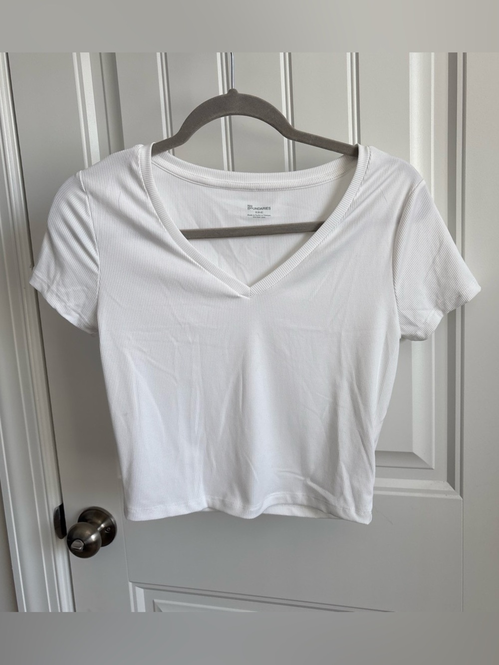 No Boundaries White Ribbed V‑Neck Short Sleeve Top
